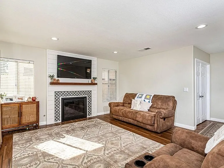 732 Mosaic Cir — Photo 5