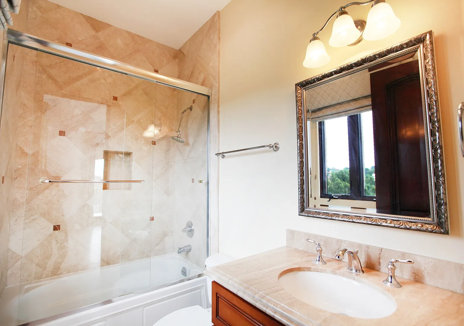 Luxury 3 bed 3 bath home available for rent in Malibu! — Photo 3