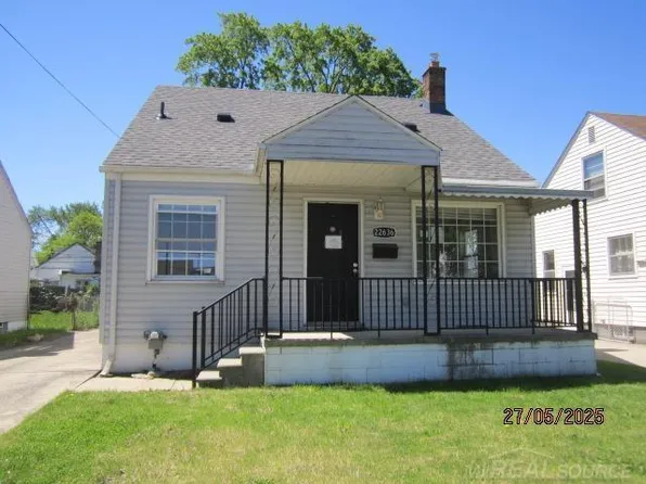 22636 Downing St, Saint Clair Shores, MI 48080