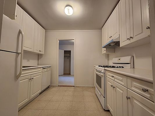 3rd image of 3950 Blackstone Ave APT 6E