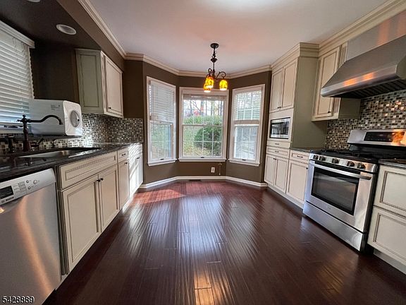3rd image of 111 Autumn Ridge Rd