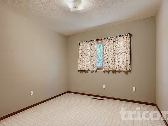 5th image of 537 Redwood Cir