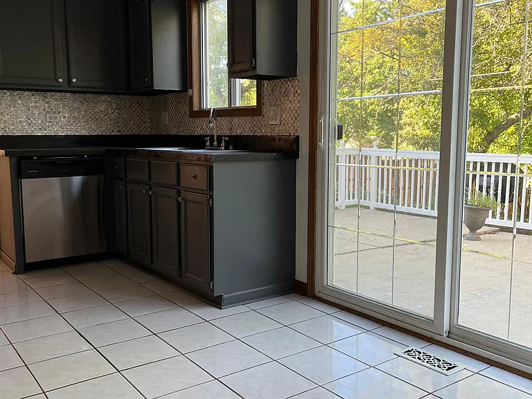 128 Ainslie Dr — Photo 8