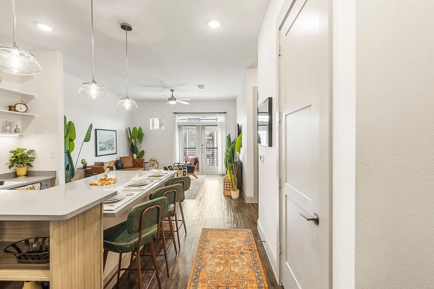 1 bed, 1.0 bath, 882 sqft, $2,970 — Photo 2