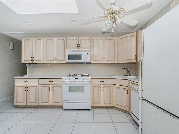 4th image of 276 Fairbanks Ave