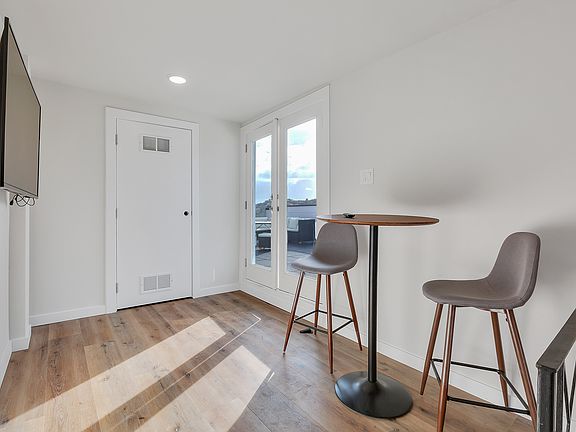 3rd image of 1454 S Van Ness Ave APT 1