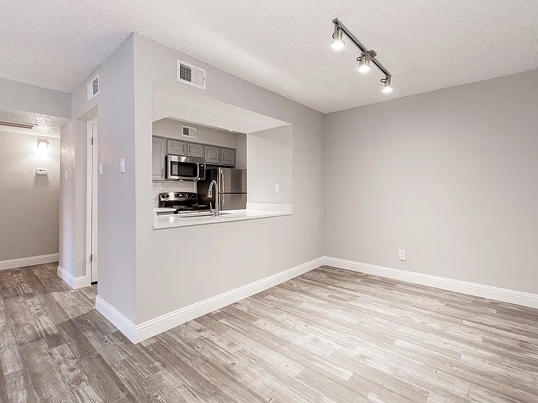 Vine Apartments — Photo 31