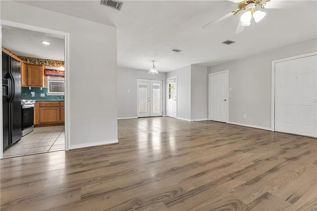 3 bed, 1281 sqft, $1,900 — Photo 4