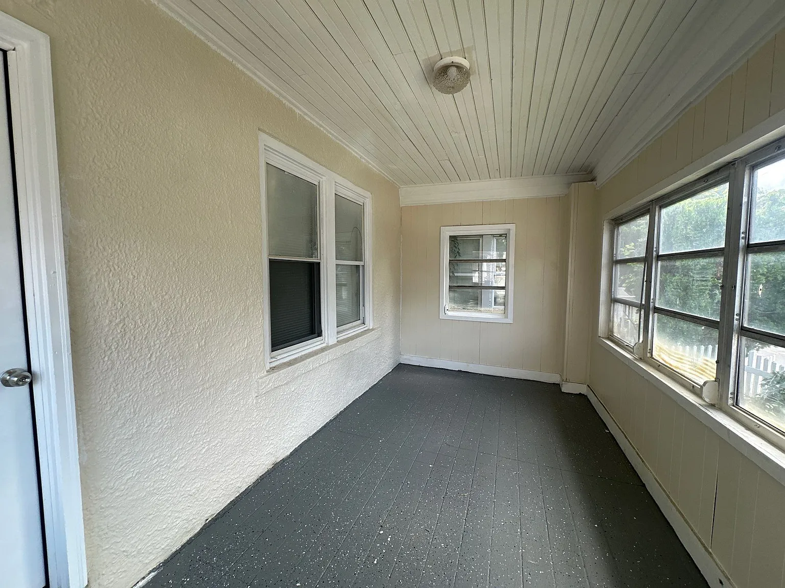 3 bed, 1160 sqft, $2,200 — Photo 2