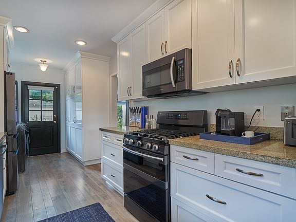 5th image of 4255 Greenbush Ave
