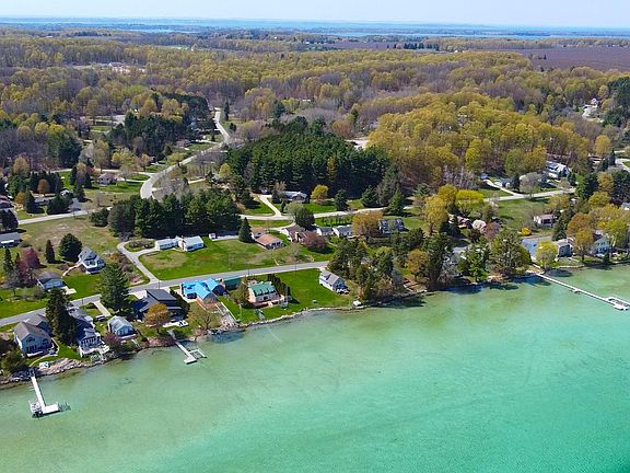 3rd image of Highland View Dr