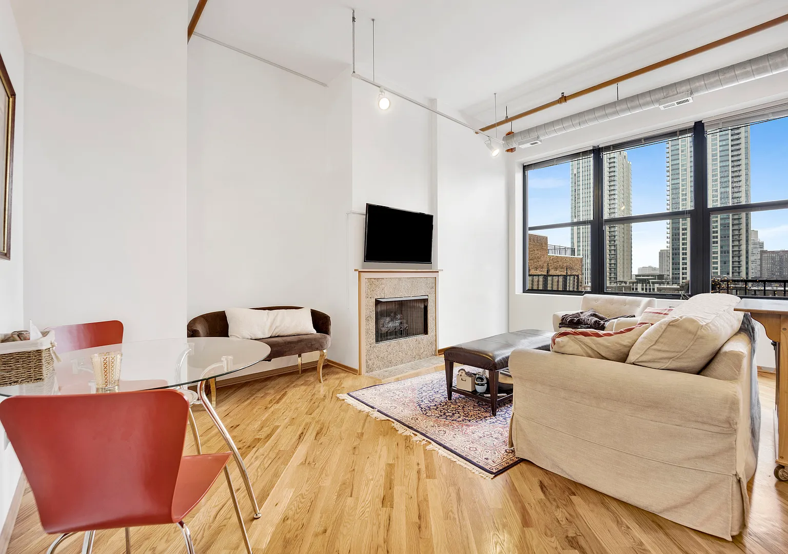 1 bed, 800 sqft, $2,400 — Photo 2