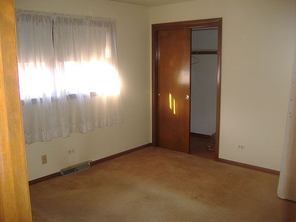 4th image of 595 Manistee Ave
