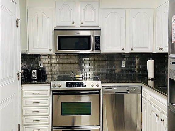 3rd image of 30 Hampstead Ln
