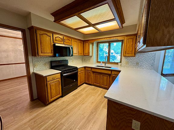 5th image of 1423 N 160th Ave