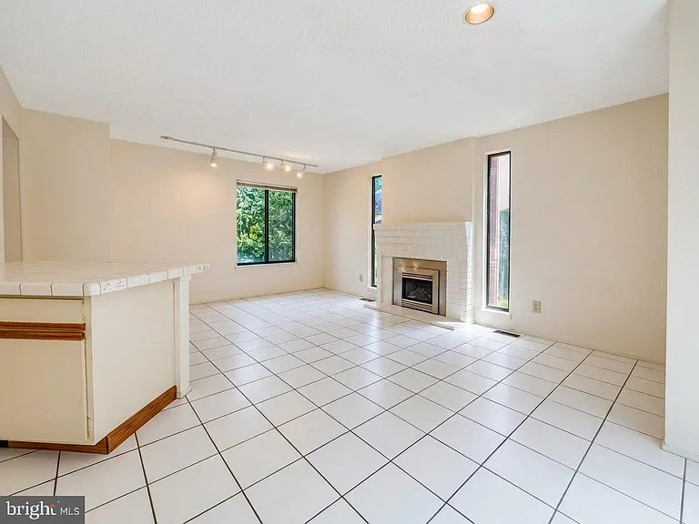 83 Sayre Dr — Photo 9