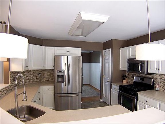 Beautiful updated kichen with Silestone Counters