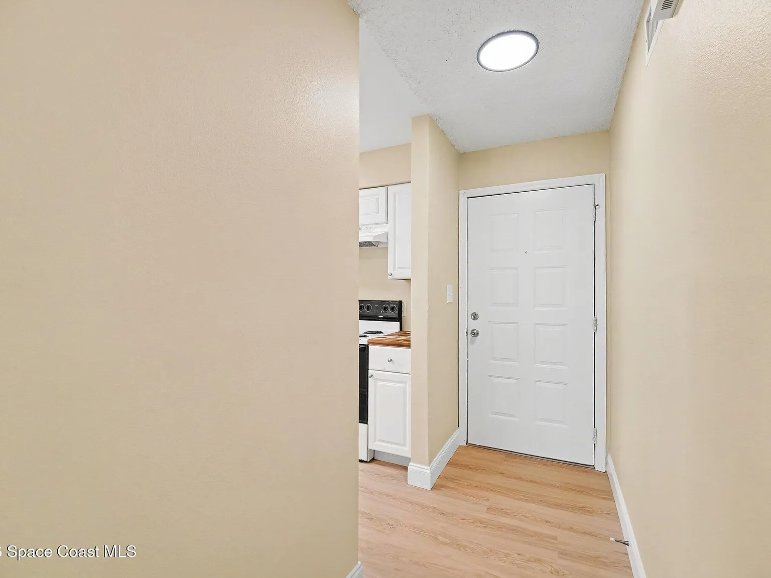 2 bed, 1.0 bath, 450 sqft, $1,400 — Photo 4