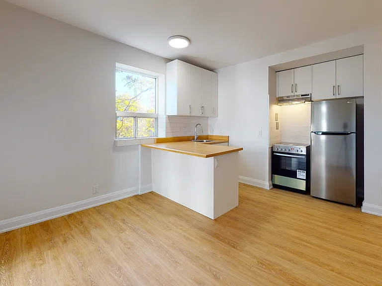 399 Dupont St — Photo 10