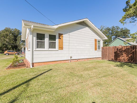 5th image of 904 N Avenue J
