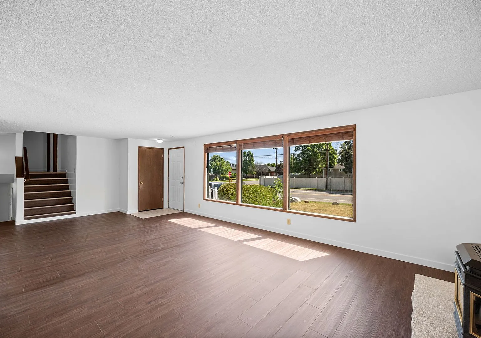 Spacious 3BR + Bonus Tri-Level in Spokane Valley - Fireplace, Corner Lot & Garage — Photo 4