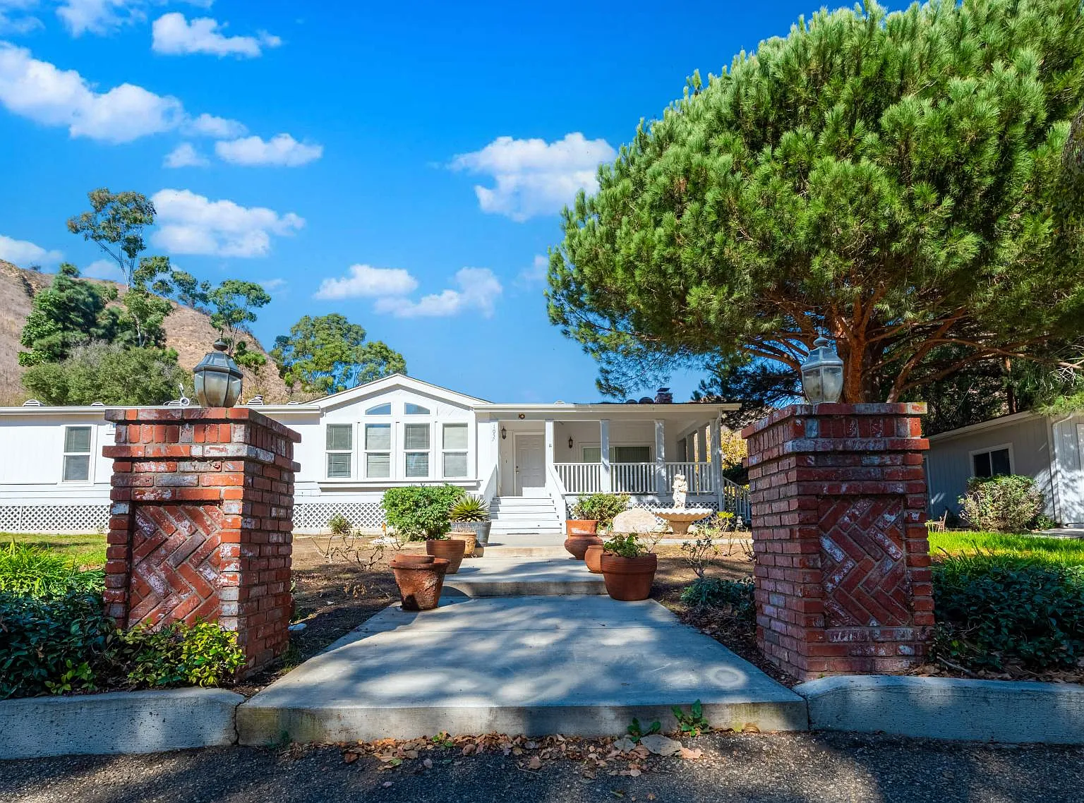 3 bed, 2200 sqft, $5,850 — Photo 4
