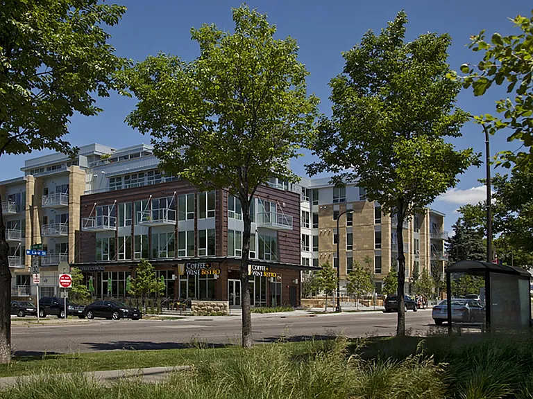 1800 Lake Apartments — Photo 1