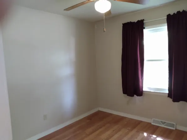 5212 Woodland Dr, Clarksburg, WV 26301