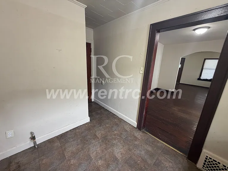 625.5 Commercial St — Photo 2