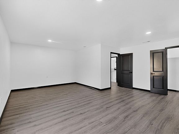 5th image of 301 Stoneport Dr