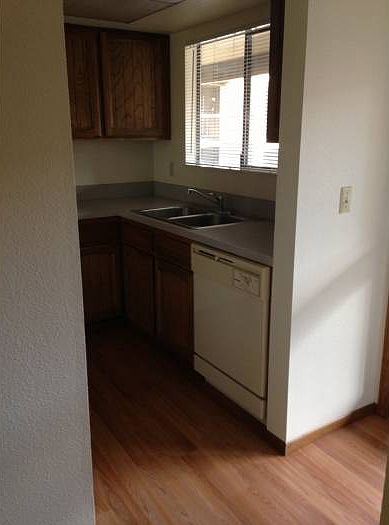 Kitchen w/hardwood floors