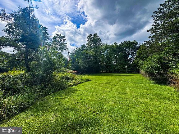 3rd image of 414 Oak Shade Rd