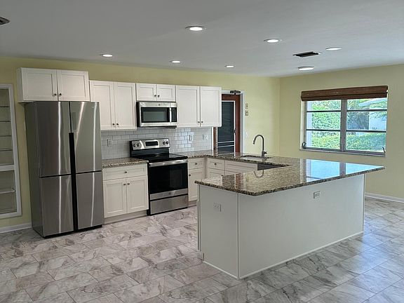 4th image of 2287 NE Center Cir