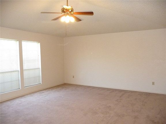 4th image of 2320 Woodglen Dr