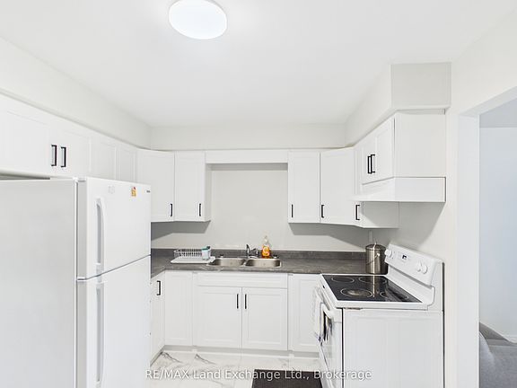 3rd image of 634 Hunter St