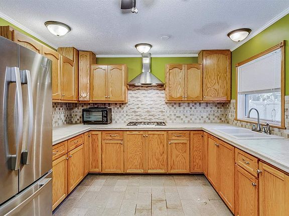 4th image of 218 W Clark St