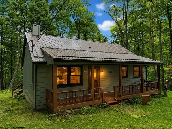 596 Hemlock Cir, Terra Alta, WV 26764