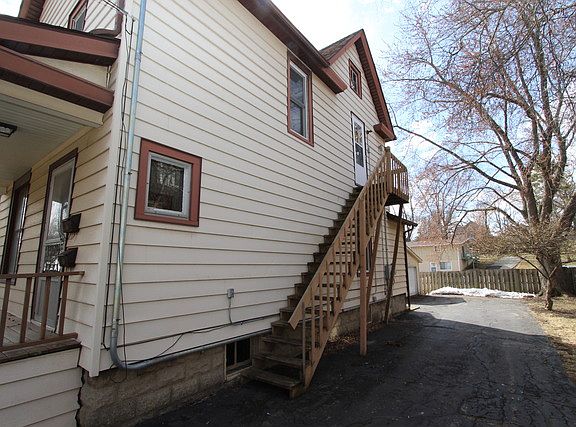 3rd image of 146 Lawrence Ave