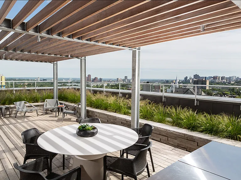 1140 Wellington St W — Photo 11