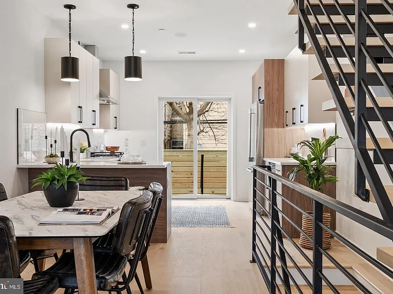2209 Montrose St — Photo 8