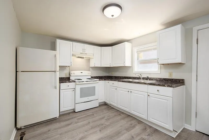 3 bed, 1.0 bath, 1100 sqft, $1,295 — Photo 3