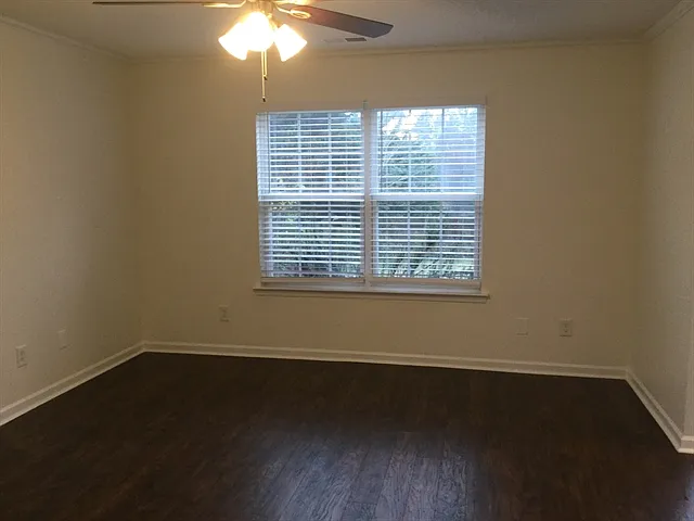1308 Crestfield Dr — Photo 9