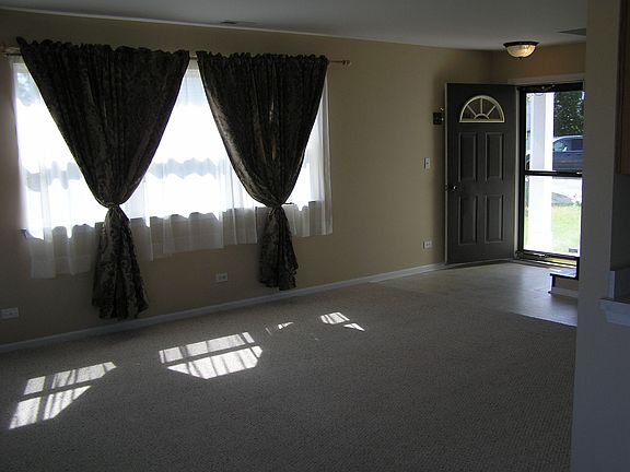 5th image of 390 Wedgewood Cir