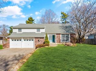 1612 E Sunvale Dr, Olathe, KS 66062