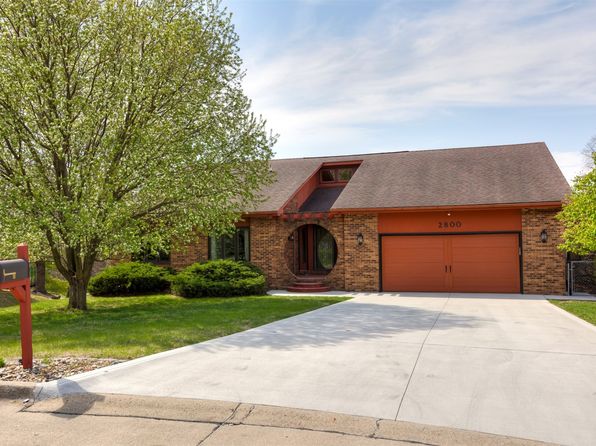 2800 Claiborne Cir, Urbandale, IA 50322