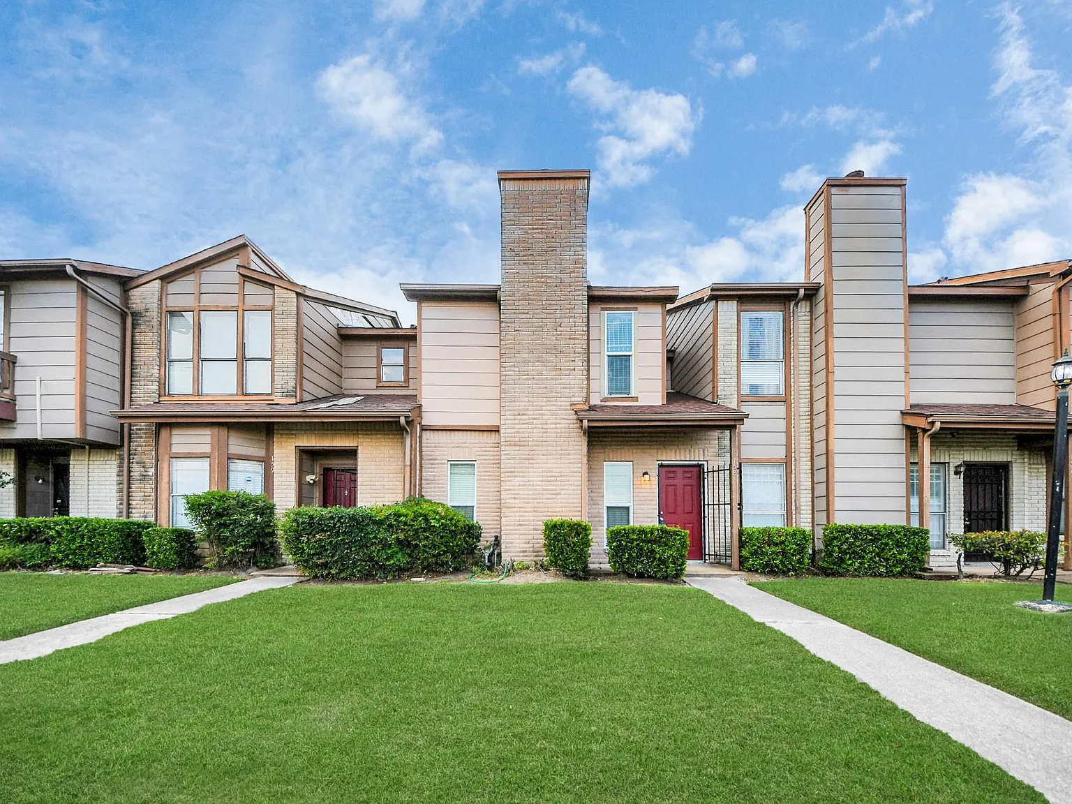 2 bed, 2.5 bath, 1196 sqft, $1,550 — Photo 1