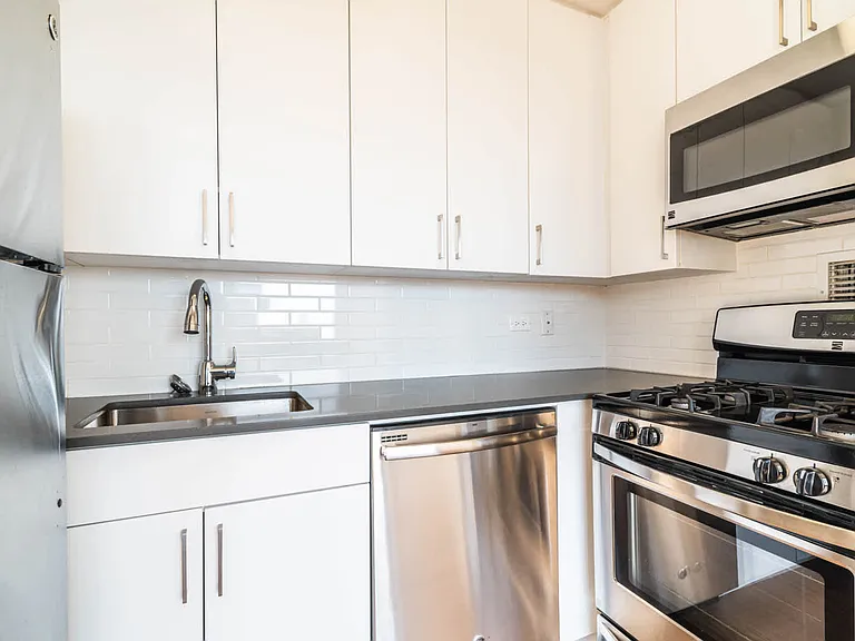 300 E 39th St #10J — Photo 6