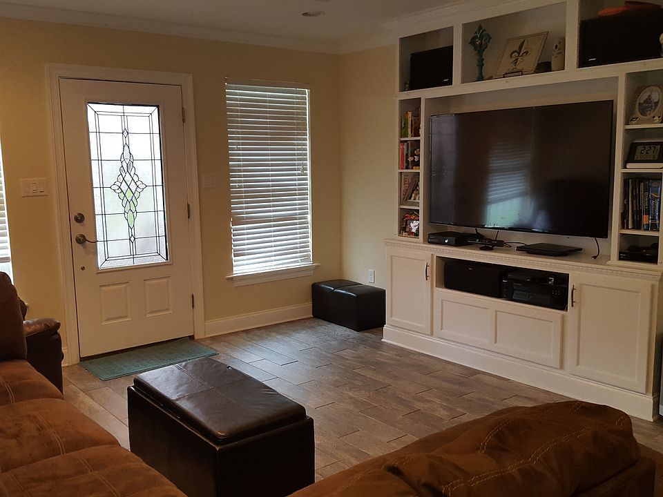 1st image of 909 Avenue G