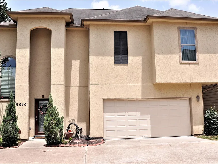 9010 Laverne Park Ln — Photo 2