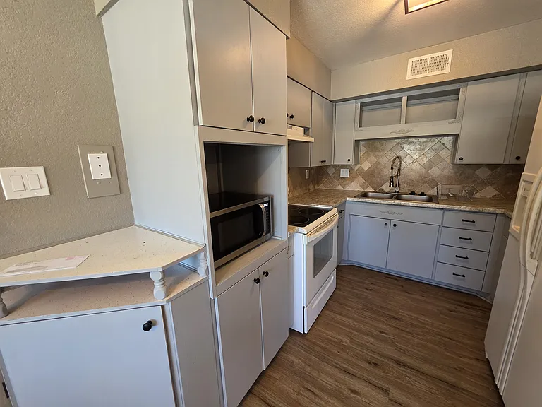 10704 Constitution Ave NE — Photo 4
